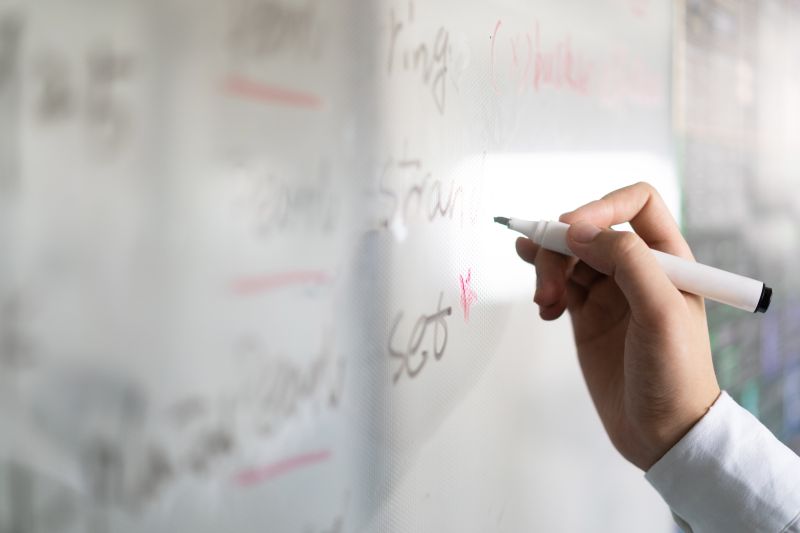 Начини за премахване на перманентен маркер от бяла дъска