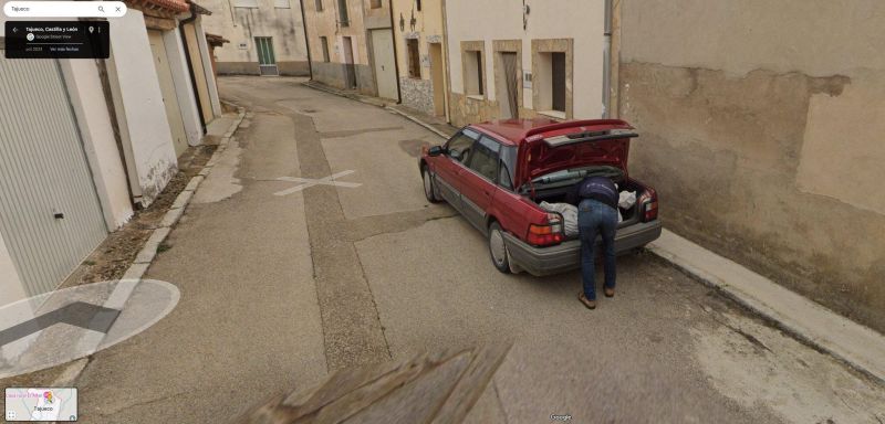 Снимката на Google maps, на която се вижда как мъж товари голяма бяла найлонова торба в багажника на колата си