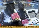 Баща и син Славейкови с по една книга подарък