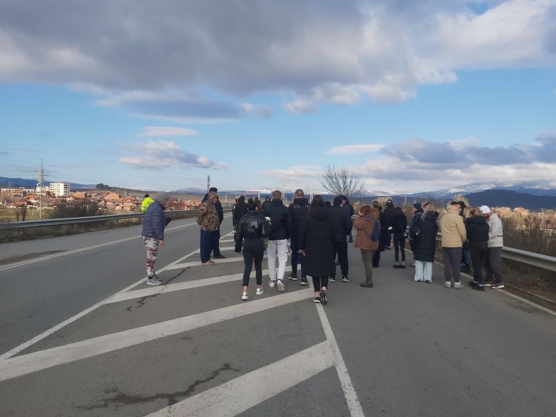 Десетки протестиращи затвориха пътя Кюстендил-Гюешево