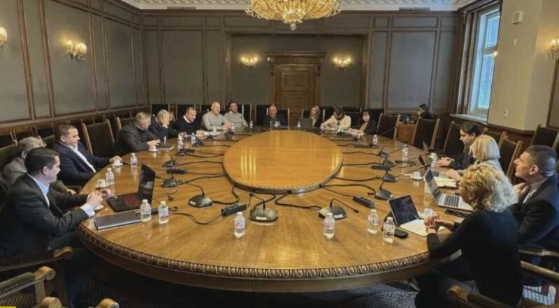 ГЕРБ, БСП и ИТН преговарят в Народното събрание