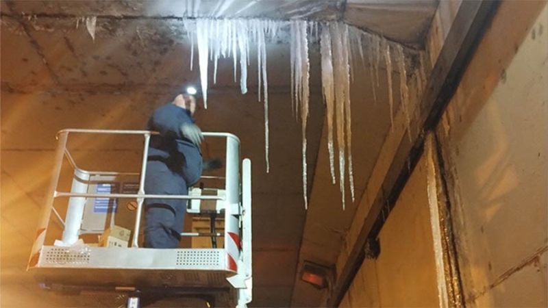 Чистят ледени висулки