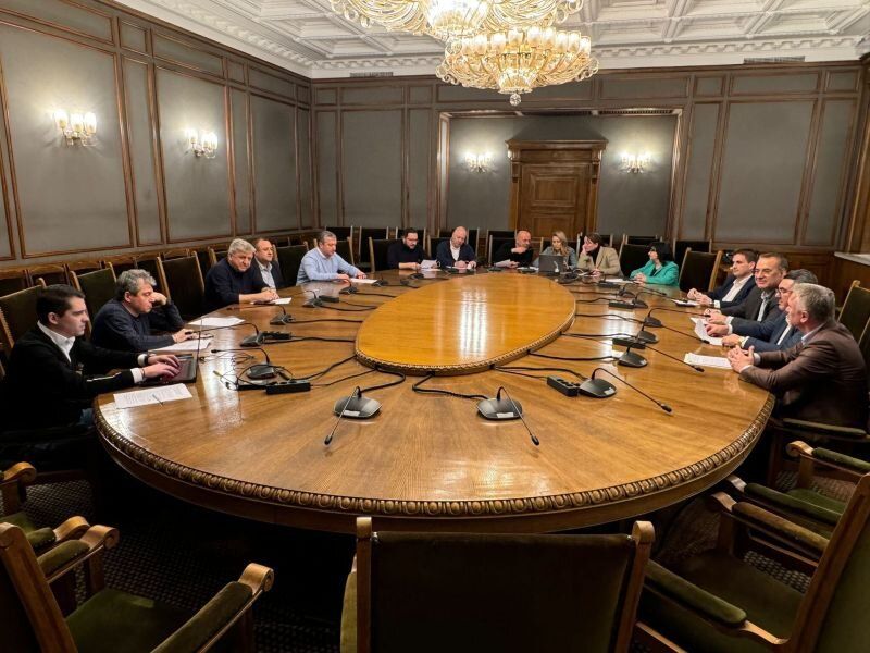 ГЕРБ, БСП, ИТН и ДПС-ДПС преговарят в парламента