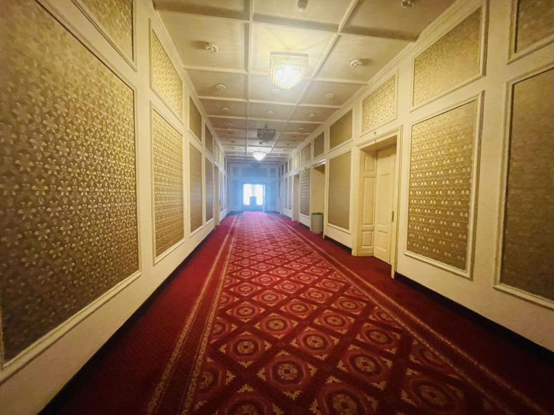Единият от коридорите край пленарната зала в старата емблематична сграда на Народното събрание в София