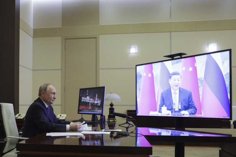 Руският президент Владимир Путин по време на днешния видеоконферентен разговор с китайския си колега Си Цзинпин в резиденцията си в Ново Огарьово. Снимка: 