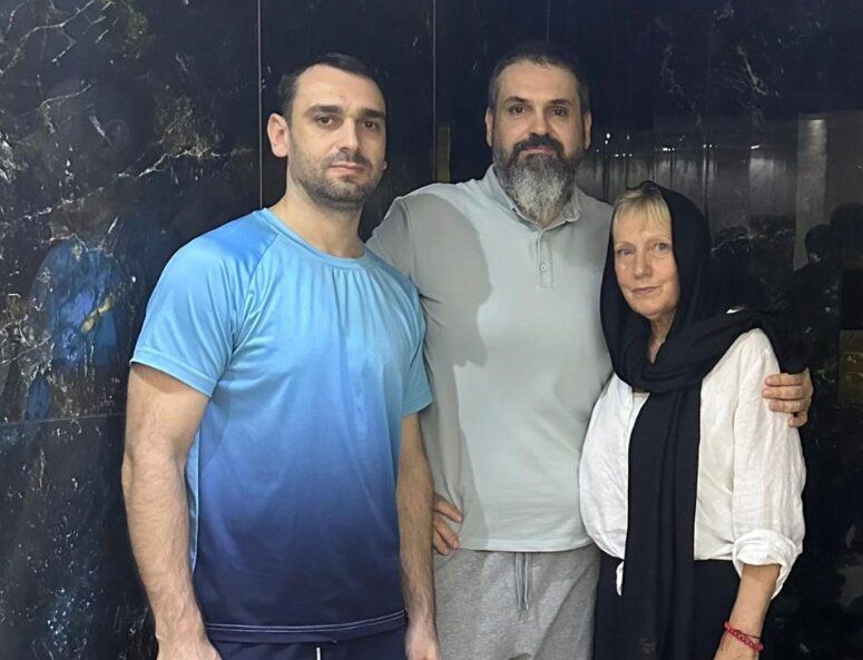 Двамата моряци с Елена Йончева 