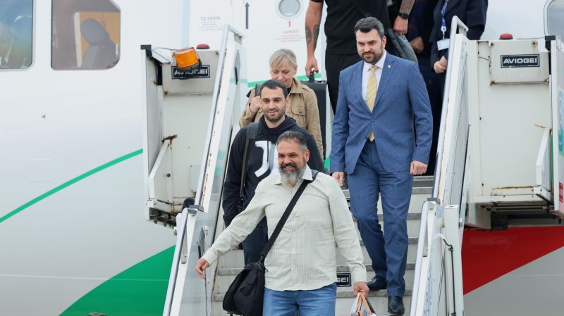 Пленените от хути български моряци се завърнаха у нас (видео)