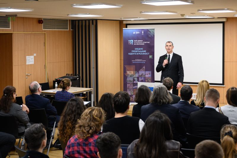 Проф. Георги Ангелов говори на откриването на конкурса