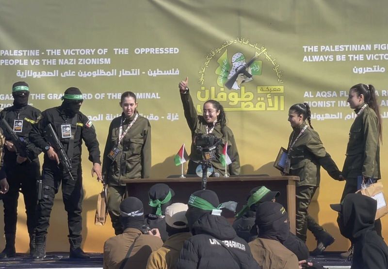 Израелските заложнички при освобождаването си в град Газа