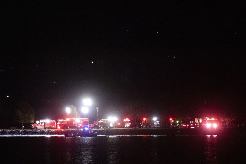 Спасителни екипи край река Потомак на мястото на трагедията във Вашингтон