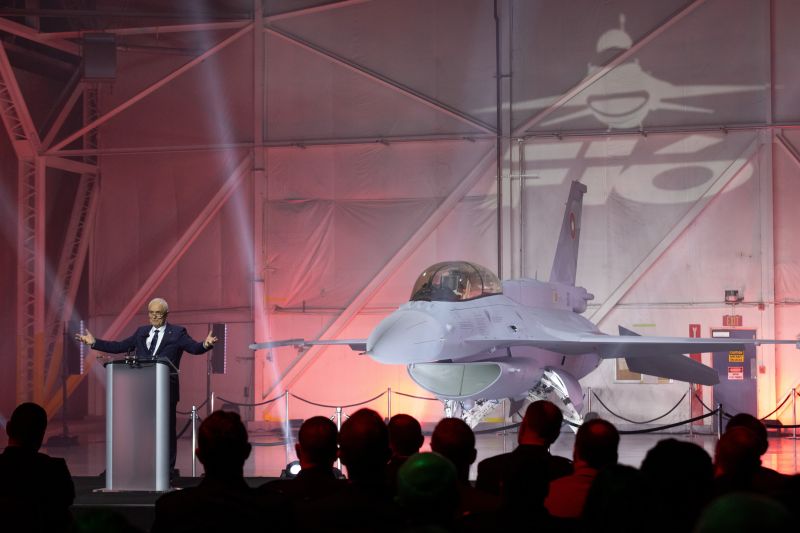 България получи първия самолет F-16 Block 70