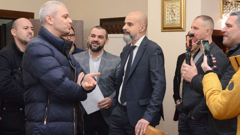 Ни лук яли, ни мирисали: Възраждане искат оставката на Коцев, не били нахлували в общината