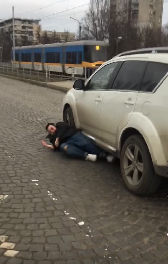 Мъж се хвърля пред коли по бул. ''Цар Борис'' в София (видео)