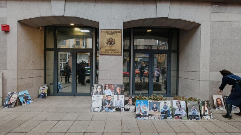 Близки на загинали на пътя протестират пред сградата на ВСС в София