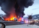 Голям пожар бушува в склад за гуми в Румъния, БТА