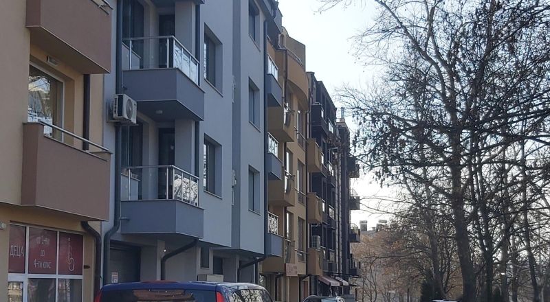 На място са полицаи и психолог