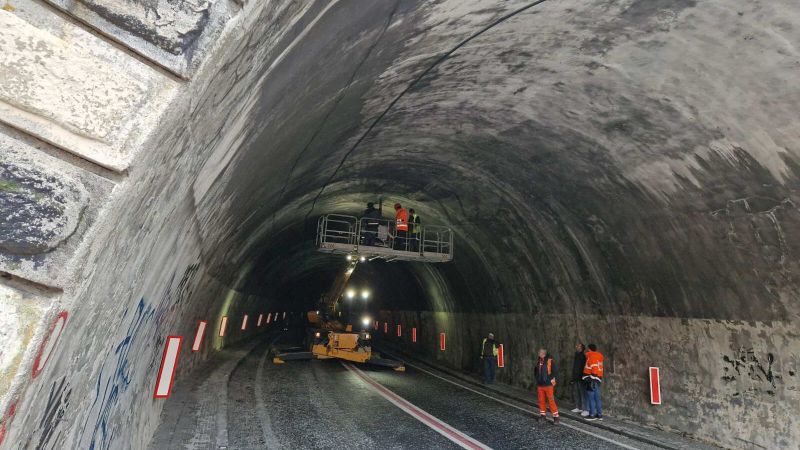 Ремонтът на осветлението в тунел ''Кривия''