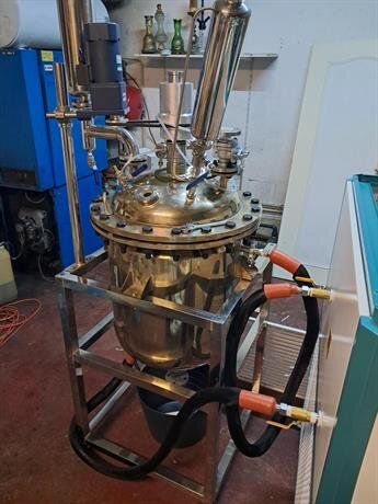 Арестуваха трима българи, произвеждали синтетична дрога в белгийска лаборатория (снимки)