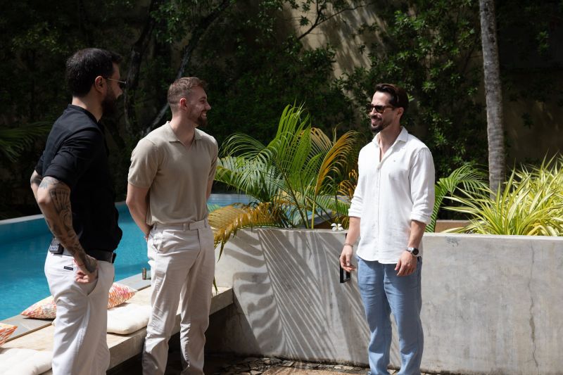 Участниците и водещият на Ергенът