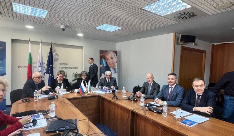 Евродепутатът Кристиян Вигенин и министърът на социалната политика Борислав Гуцанов на една маса с руската посланичка Елеонора Митрофанова на конференцията