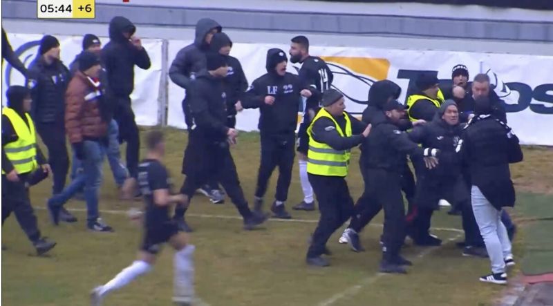 Грозна сцена на мача Локомотив ''Пловдив'' - ''Септември'': Ултраси излязоха на терена и нападнаха делегат (снимки)