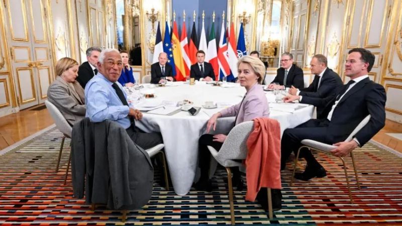 Участниците в първата среща