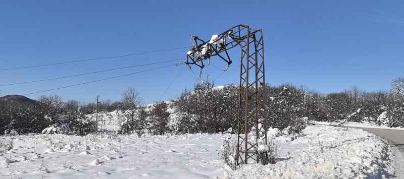 30 декември, 2024 година. Огънат електрически стълб в Ловеч. В региона също имаше множество бедстващи населени места без ток