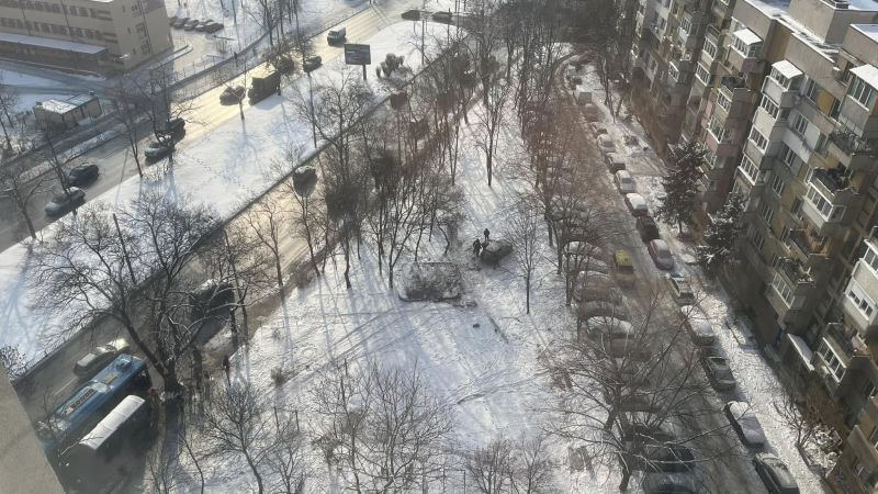 Кола по чудо не се блъсна в спирката на Центъра по хигиена в София, отнесе само колчета (снимки)