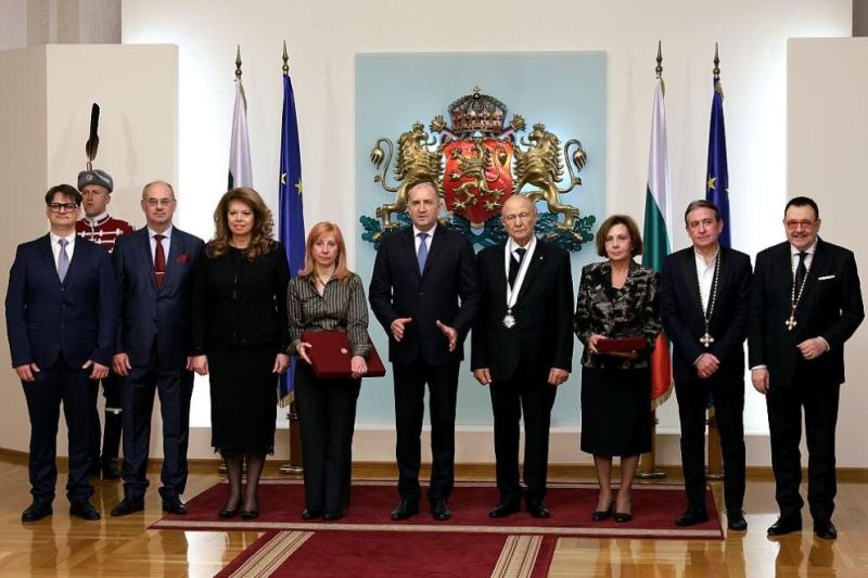 Президентът Румен Радев удостоява с висши държавни отличия представители на науката и културата. На снимката (от ляво надясно): министърът на културата Мариян Бачев, конституционният съдия Атанас Семов, вицепрезидентът Илияна Йотова, Радостина Чаушева (вз