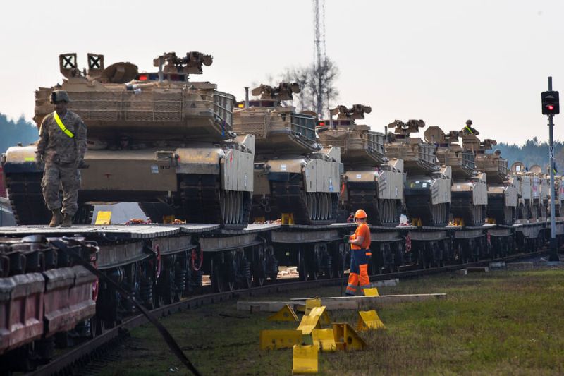 влак с военна техника