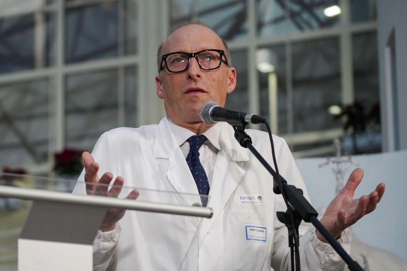 Доктор Серджо Алфиери дава днес пресконференция за състоянието на папа Франциск, който е настанен в римската болница „Агостино Джемели“ с двустранна бронхопневмония. Снимка: AP/Alessandra Tarantino