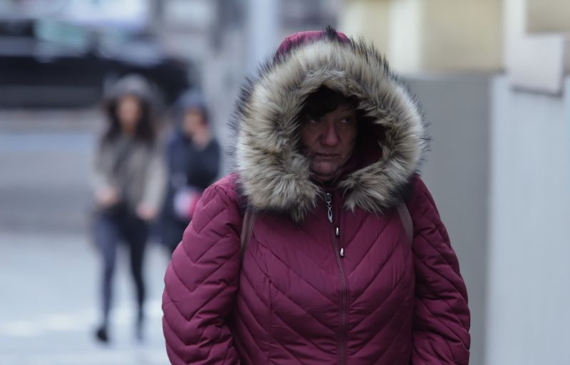 Времето остава студено