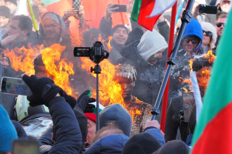 На протеста гориха и манекени с лица на европейски политици