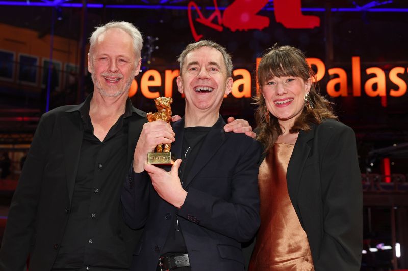 БЕРЛИН, ГЕРМАНИЯ - 22 ФЕВРУАРИ: Ингве Сетер, Даг Йон Хаугеруд и Хеге Хауф Хваттум позират със „Златната мечка“ за филма „Мечти (Секс любов)“ по време на церемонията по награждаването на 75-ия Международен филмов фестивал „Берлинале“ в Берлинале Паласт на 