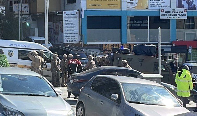 Въоръжен мъж предизвика заложническа криза в град Гебзе в Северозападна Турция.