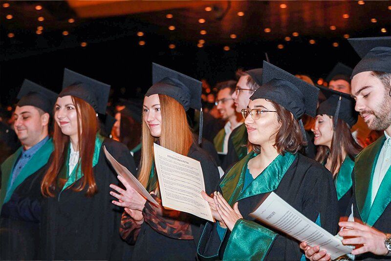 абсолвенти