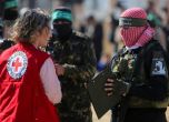 Терористи от Хамас разговарят с представител на Червения кръст