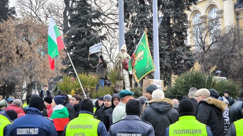 Рехав протест на Възраждане пред НС, полицията ги превъзхожда