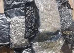 Задържаха българка с пакети трева в багажа