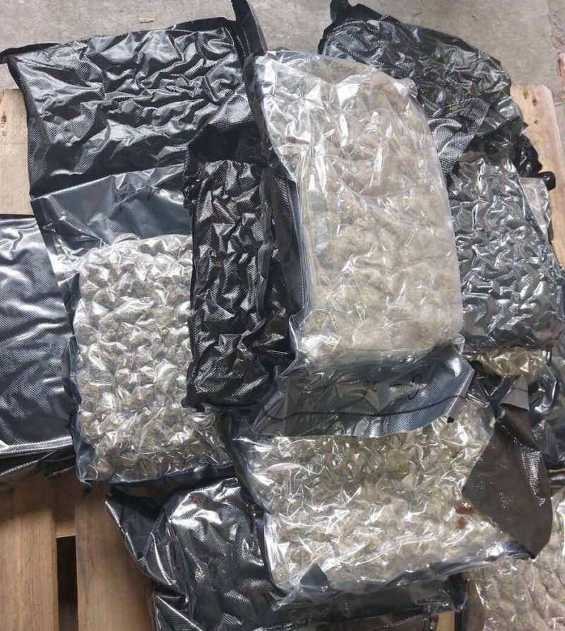 Задържаха българка с пакети трева в багажа