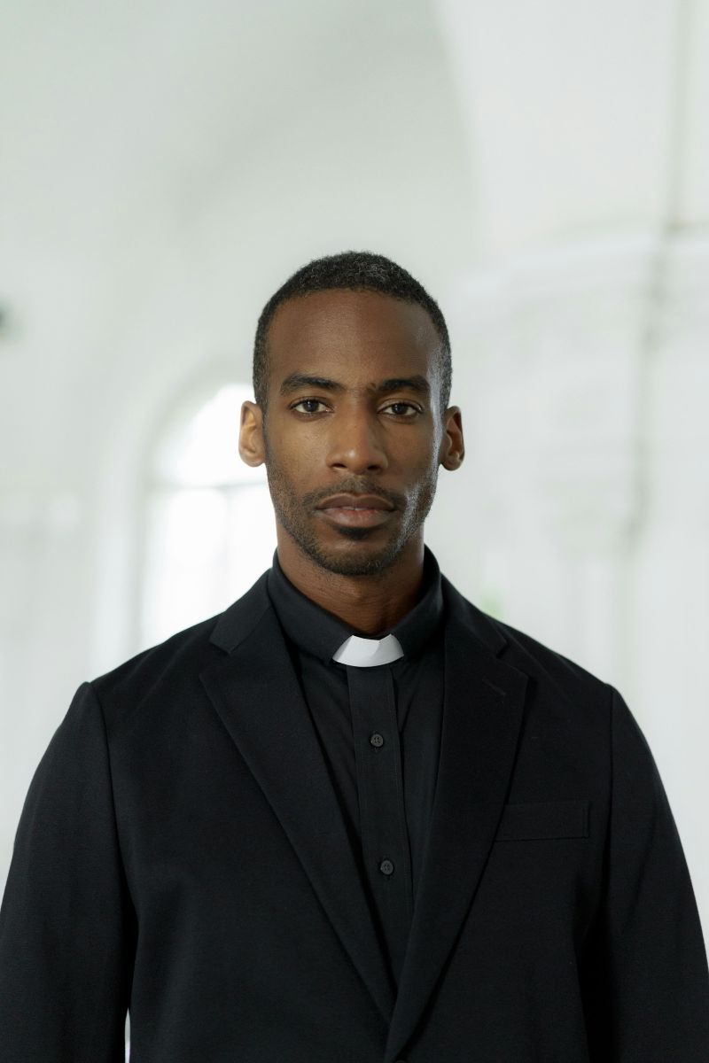 Чернокож свещеник