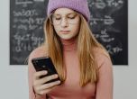 Ученичка с телефон