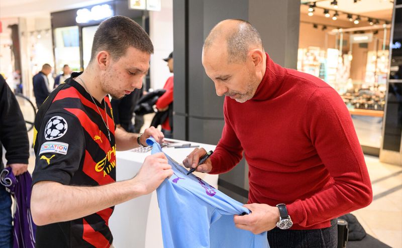 Стотици футболни фенове се срещнаха с Мартин Петров и купата на английската Висша лига в София