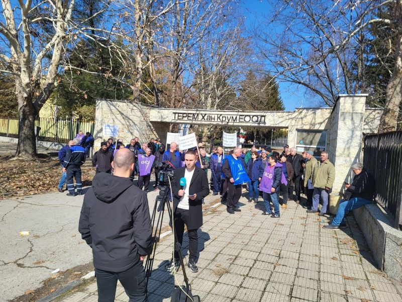 Протестиращи пред държавното предприятие за ремонт и модернизация на бронирани машини „ТЕРЕМ-Хан Крум“ в Търговище
