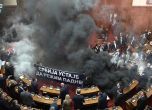 Бой и димки в сръбския парламент