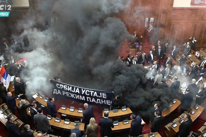 Бой и димки в сръбския парламент