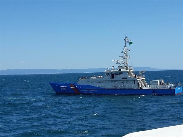 Граничният полицейски кораб „ Обзор“ участва в операция по спасяване на двама чужденци в Черно море