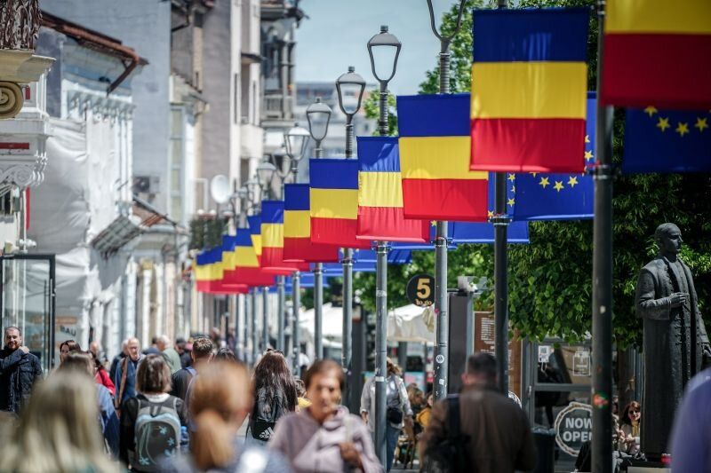 Румънски и европейски знамена по улиците на Букурещ
