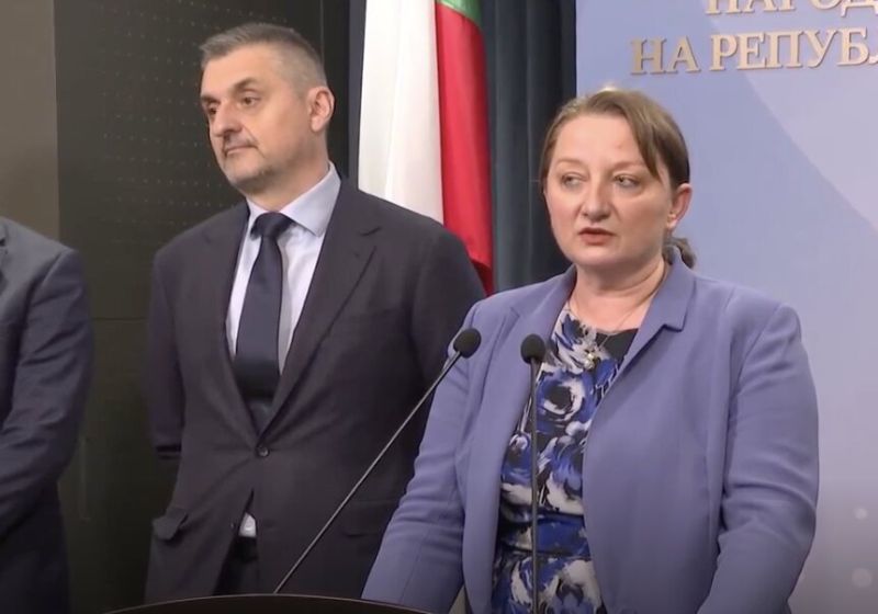 Кирил Добрев (БСП) и Деница Сачева (ГЕРБ) на брифинг в НС