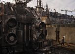 Работник оглежда поразен трансформатор в електроцентала на украинската компания ДТЕК, поразена от руски ракетен удар, 28 ноември 2024 г.